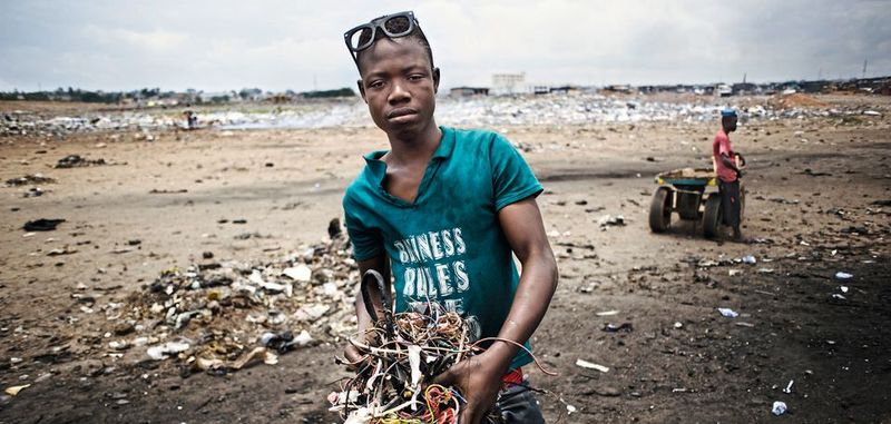 Junger Afrikaner mit Kupferkabeln auf der Elektromülldeponie von Accra, Hauptstadt von Ghana. Der Schrott- und gleichzeitig Handelsplatz wird ‚Sodom und Gomorrha‘ genannt und liegt im Stadtteil Agbogbloshie.(Bild:  Kai Loeffelbein/laif)