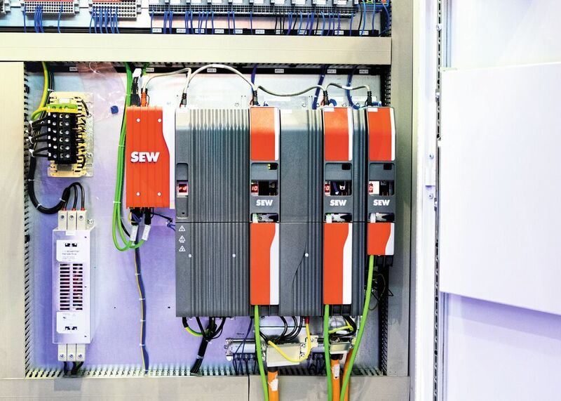 Die Antriebs-und Steuerungskomponenten aus dem Automatisierungsbaukasten Movi-C sind in einem Schaltschrank untergebracht.  (SEW)