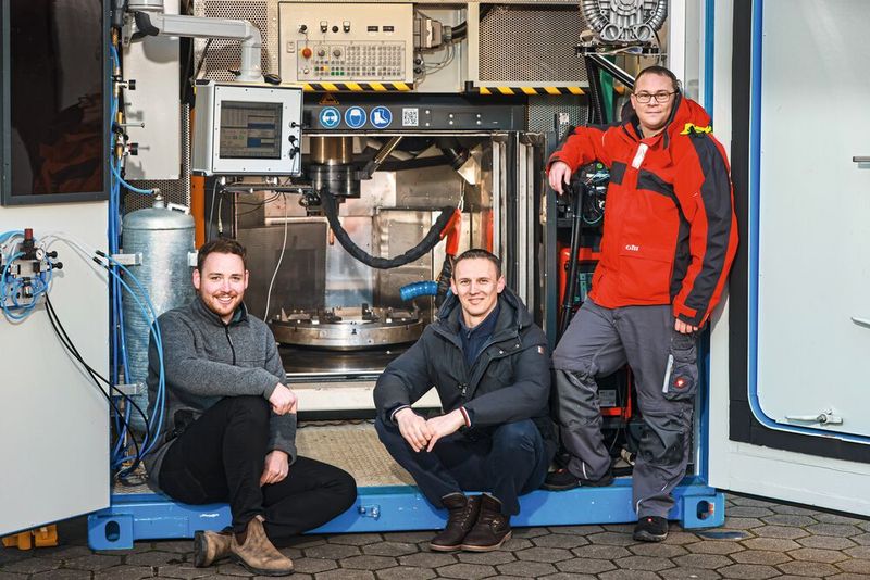 Stolz auf die mobile Fabrik im Container: Axel Sauer, Entwicklungsingenieur, Paul Jahn, Projektmanager, und Stefan Burger, Projektingenieur bei Bionic Production (v.l.n.r.). (Bild: Peiseler / Ulrich Perrey)