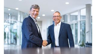 Kooperation besiegelt (v. l. n. r.): Volker Herbig, VP BU Microsystems X-FAB Group, und Prof. Dr. Harald Kuhn, Institutsleiter am Fraunhofer ENAS, freuen sich auf die gemeinsame Zusammenarbeit. (Bild: Dirk Hanus)