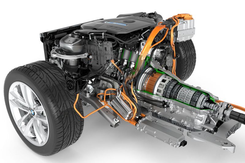 Integrierte (im Bild) oder riemengetriebene Startergeneratoren übernehmen in Brems- und Schubphasen die Funktion eines Generators und speisen mittels Rekuperation Energie in den Hochvoltspeicher ein. (Bild: BMW)