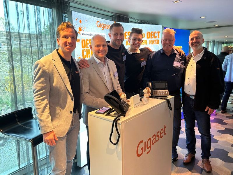 Gigaset war mit einem großen Team vor Ort: (v. l.) Dennis Zimmermann, Viktor Sabelfeld, Christian Lippert, Felix Grabow, Thomas Berger und Christian Scheppke  (Bild: Vogel IT-Medien)