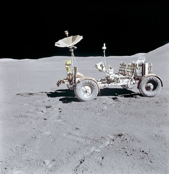 Das Lunar Roving Vehicle während der Apollo-15-Misssion auf der Mondoberfläche. Zu sehen ist der Norden des Landgebiets mit dem westlichen Ausläufer von Mount Hadley am rechten oberen Bildrand. Der Berg ist rund 4500 m hoch. (Bild: NASA)