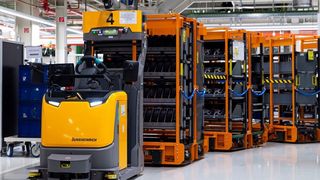 Jungheinrich automatisert die Materialversorgung im ungarischen Audi-Werk in Györ. Fahrerlose Schlepper bedienen dann 57 Haltestellen auf einem 1000 Meter langen Versorgungsweg. (Krizsan/MTi/Audi)