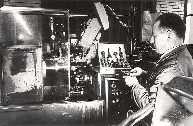 Fritz Weber contrôlant la qualité de fabrication d'un porte-pince.   (Source : © REGO-FIX AG)
