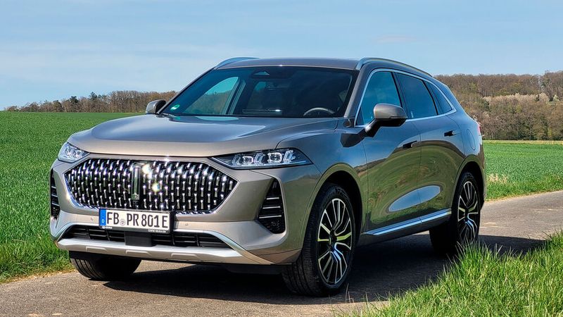 3. Der Antrieb: Das Allrad-SUV wird von einem Zwei-Liter Turbo-Benziner mit 150kW/204 PS in Kombination mit zwei Elektromotoren angetrieben. Ein 120 kW/163 PS starker Motor sitzt an der Vorderachse, ein 135 kW/184 PS ist für die Hinterachse zuständig. Die Systemleistung beträgt 350 kW/476 PS. (Bild: Wehner - VCG)