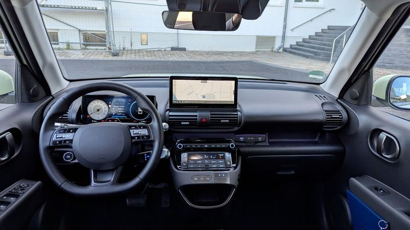 Das Cockpit des Hyundai ist vielleicht nicht schön, aber dafür ausnehmend praktisch. Kaum in einem anderen modernen Auto findet man noch so viele Knöpfe und Drehschalter. Einen Touchscreen gibt es natürlich auch. (Bild: Rosenow – VCG)