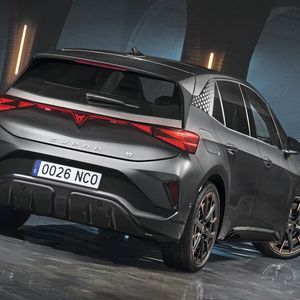 Erkennbar ist die Facelift-Variante unter anderem am beleuchteten Markenlogo am Heck.(Bild:  Cupra Seat Deutschland)