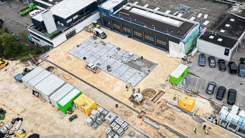 Die Widmann-Gruppe baut gerade ihr Stammhaus in Aalen um – mit gewohnt unaufgeregter Herangehensweise. Die Gelassenheit zählt neben der Offenheit für neue Ideen und einer starken Arbeitgeber­marke zu den Erfolgsfaktoren des Unternehmens. (Bild: Autohaus Widmann)