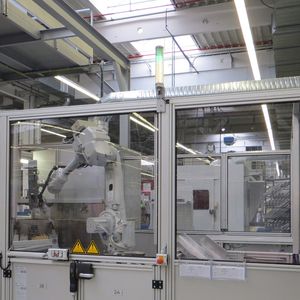 Und oben thront die Signalleuchte: die Schweißzelle (im Hintergrund) mit Einhausung.