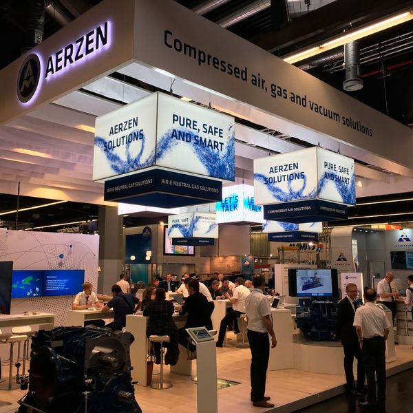 Fachbesucher bekommen auf der Powtech einen umfassenden Überblick zum aktuellen Stand der Pulver-, Granulat- und Schüttguttechnologien. Auf der Powtech 2019 präsentieren Aussteller ihre Weiterentwicklungen zu mechanischen Prozessen wie Zerkleinern, Agglomerieren, Trennen, Sieben, Mischen, Lagern und Fördern. Aber auch übergeordnete Themen wie Explosionsschutz, Hygienic Design und High Containment spielen eine zentrale Rolle. (Bild: Kielburger / PROCESS)