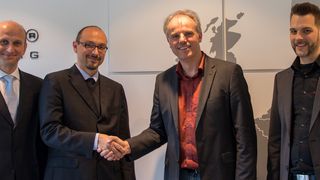 Freuen sich auf die zukünftige Zusammenarbeit: Andrea Vismara (Vice President Opto Engineering v.l.n.r.), Claudio Sedazzari (President Opto Engineering), Christof Zollitsch (Geschäftsführer Stemmer Imaging) und Benjamin Krone (Produktmanager Stemmer Imaging) nach der Vertragsunterzeichnung. (Stemmer Imaging)