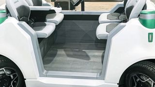 „Schaeffler Mover“: Das kleine und wendige Fahrzeugkonzept ist rein elektrisch betrieben und kann – mit verschiedenen Aufbauten versehen – in urbanen Räumen für flexible Transportaufgaben eingesetzt werden.