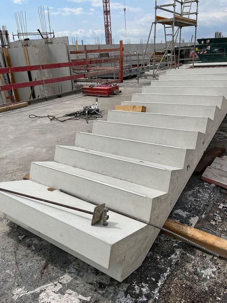 Dazu gehören aber auch Aufzüge und Fluchtwege, zum Beispiel Außentreppen und Räume für Löschmittel.  (Bild: Ostler/Vogel IT-Medien GmbH)