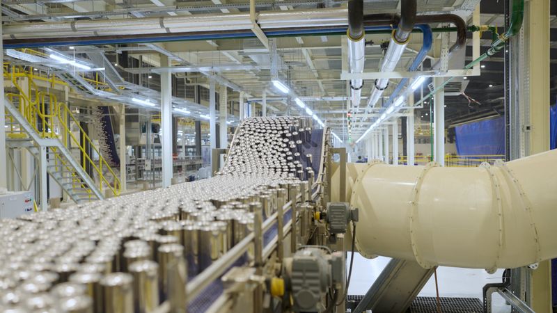 Die Royal Can Making Company produziert jährlich mehr als sechs Milliarden Dosen an zwei Standorten in Dosenformaten von 150 bis 355 Millilitern. Prozessstabilität, gleichbleibende Qualität und ein effizienter Ressourceneinsatz genießen daher einen hohen Stellenwert. (Bild: Henkel)