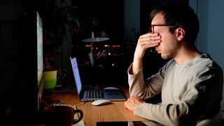 Bekommen die Augen keine Abwechslung vom Bildschirmalltag, können sie schnell trocken und gereizt werden. (DimaBerlin - stock.adobe.com)