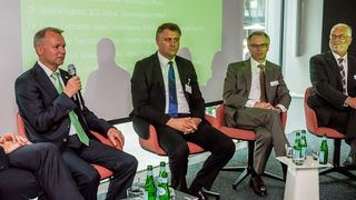 Bei der Diskussionsrunde stellten sich Martin Vollmer, Chief Technology Officer von Clariant, Klaus Alberti, Leiter Unternehmensentwicklung und Kommunikation von Infraserv Höchst, Dieter Kramer, Managing Director von Sandoz im Industriepark Höchst, Gerd Wingefeld, Technologievorstand der SGL Group, und Frank Zurmühlen, Standortleiter Produktion und Technik von Bayer Crop Science (von links), den Fragen der Teilnehmer. (Bild: Infraserv Höchst / Ulrich Schepp)