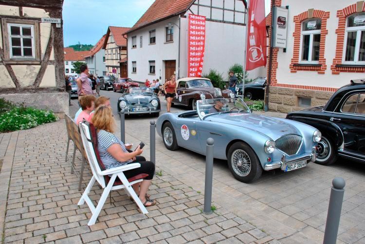 ...bequeme Sitzgelegenheiten sorgten für entspanntes Genießen der automobilen Klassiker.  (Dominsky)