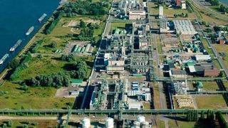 Der Covestro-Standort in Antwerpen wird ab dem 1. April 2021 fast die Hälfte seines Strombedarfs aus erneuerbaren Energien von Engie decken. (Sky Pictures/Izak van Maldegem/Covestro)