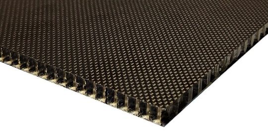 Das ist ein Halbzeug aus mit Carbonfasern verstärkten, thermoplastischen Deckschichten und einem Wabenkern aus dem Hochleistungs-Kunststoff PEI. Damit gelang es Forschern am Fraunhofer IMWS das Thema Flugzeugruder zukunftsweisend zu verändern ...(Bild:  Econcore / Thermhex)