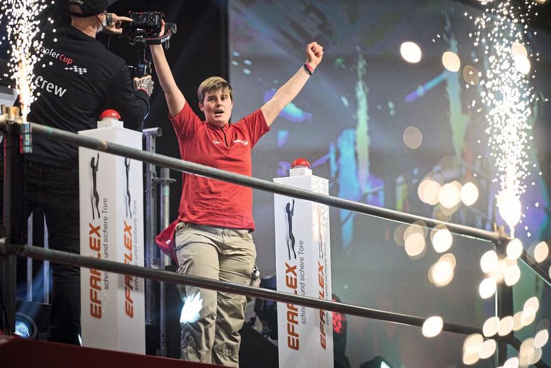 Melanie Holl aus Felsberg jubelt über die Titelverteidigung beim Staplercup 2021. (Bild: Linde-MH)