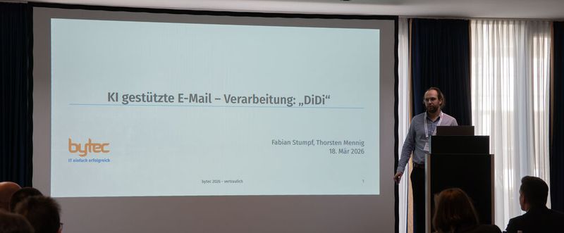 Fabian Stumpf (im Bild) und Thorsten Mennig präsentierten das KI-Projekt von Bytec und standen den Partner Rede und Antwort zu dieser Reise hin zu einem erfolgreichen Launch der Lösung. (Bild: Bytec)