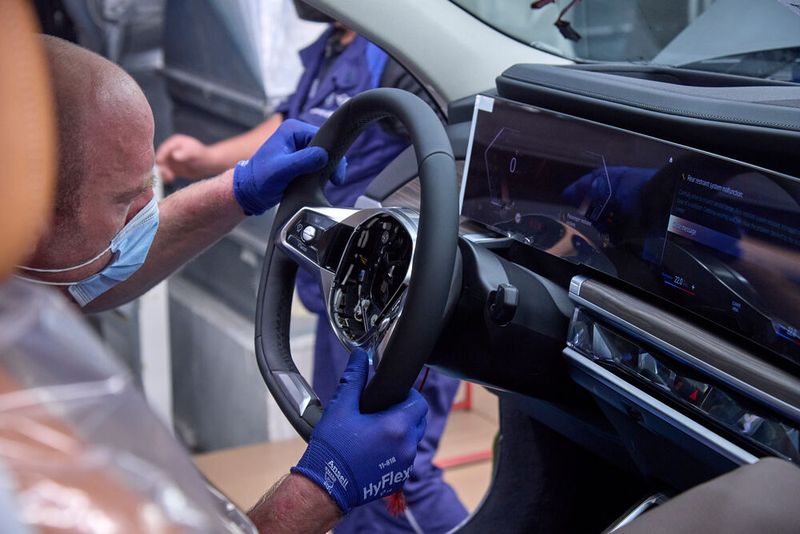 Der neue 7er nutzt die Produkt- und Prozess-Baukästen des BMW iX, zum Beispiel die Bordnetzarchitektur, die Bedienoberfläche und Fahrassistenzsysteme. (Bild: Tom Kirkpatrick/BMW)