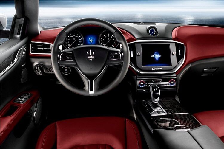 Für den Antrieb sorgen ein Dreiliter-V6-Turbo und eine Achtgangautomatik. Erstmals bieten die Italiener auch einen Dieselmotor an. (Foto: Maserati)