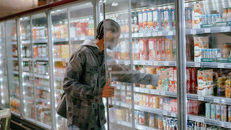 Kühlbereich im Supermarkt (Symbolbild): Hacker haben in Frankreich, Belgien und den Niederlanden Kühlschränke über ungesicherte Fernwartungs-Zugänge Kühlschränkedes Herstellers Danfoss in hunderten französischen, belgischen und niederländischen Supermärkten lahmgelegt. Der Schaden geht in Millionenhöhe.(Bild:  frei lizenziert / Unsplash)