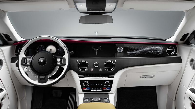 Innen geht es edel zu. (Bild: Rolls-Royce)