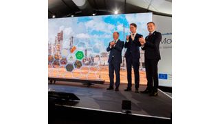 Olaf Scholz, Hendrik Wüst und Peter Vanacker, CEO von Lyondellbasell (von links), bei der symbolischen Grundsteinlegung der Recyclinganlage. (Bild: Lyondell Basell)