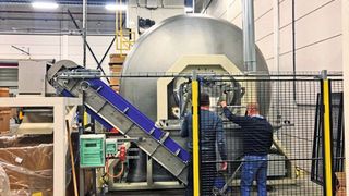 In diesem Mischer können 25.000 Liter, in diesem Fall 12 Tonnen oder über eine Milliarde Spinatsamen gemischt werden. (Bild: Lindor)