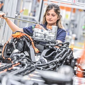 Rund 4.000 Beschäftigte hat der Nutzfahrzeughersteller für die Fertigung der Hochvolt-Technik qualifiziert.(Bild:  Henning Scheffen/Volkswagen Nutzfahrzeuge)