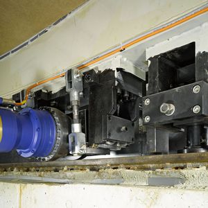 Bild 2: Acht Servoaktuatoren in High-Torque-Ausführung führen den Turm der Sonne nach; eine komplette Drehung dauert nur wenige Minuten.  Bild: Wittenstein