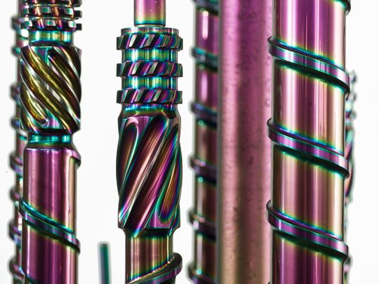 Was hier so regenbogenartig glänzt, sind mit der PVD-Beschichtung Balinit Croma Plus überzogene Extruderschnecken. Dieses System steigert die Verschleißfestigkeit deutlich und ist härter als eine Hartverchromung – und auch noch leichter zu applizieren.(Bild:  Oerlikon Balzers)