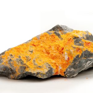 Abb. 1b: Arsen kommt in der Natur meist nicht in reiner Form vor. Eine häufig gefundene Verbindung ist Realgar (As4S4), hier auf ­einem Substrat aus Stibnit und Granit.