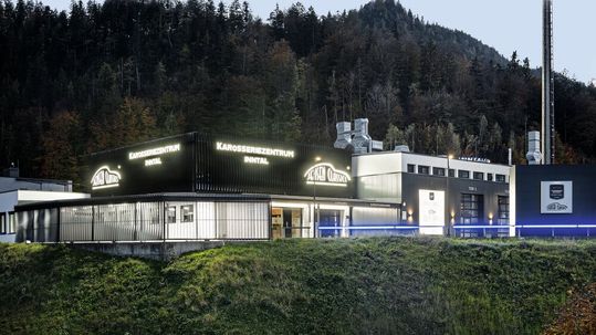 Gleich hinter der deutsch-österreichischen Grenze: das neue K&L-Zentrum der Unterberger- Gruppe, das auf 1.900 Quadratmetern auch die Firma
Jensen Classic beherbergt. Gleich hinter der deutsch-österreichischen Grenze: das neue K&L-Zentrum der Unterberger- Gruppe, das auf 1.900 Quadratmetern auch die Firma
Jensen Classic beherbergt.