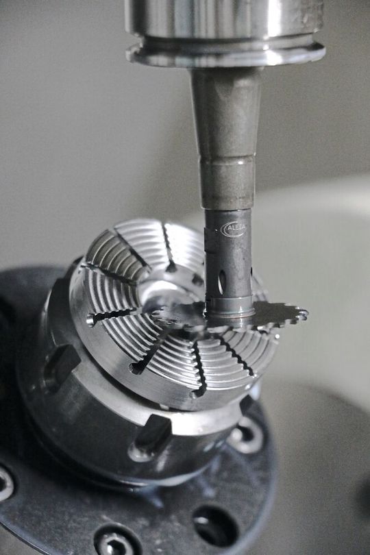 Hier kommt das Nutex Mono zum Einsatz, um die notwendigen Schlitze in diesem rostfreien Instrument zu fräsen.(Bild:  Alesa AG)