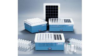 In PTFE-beschichteten Graphitheizblöcken, den „HotBlocks“, werden bis zu 96 Proben in Einweg-Gefäßen gleichzeitig aufgeschlossen.  (Bild: Berghof)