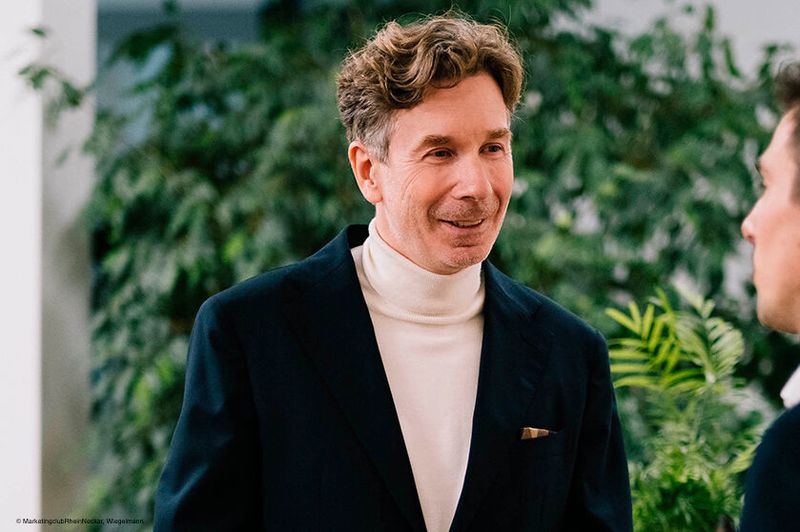 Gesponsert: Jürgen Gietl, Markenexperte und Partner bei der Managementberatung BrandTrust GmbH, erklärt in seiner These, warum niemand eine Employer Brand braucht.  Das komplette Statement finden Sie in unserem ausführlichen  Trenddossier 2024. (Bild: Marketingclub Rhein Neckar / Wiegelmann)