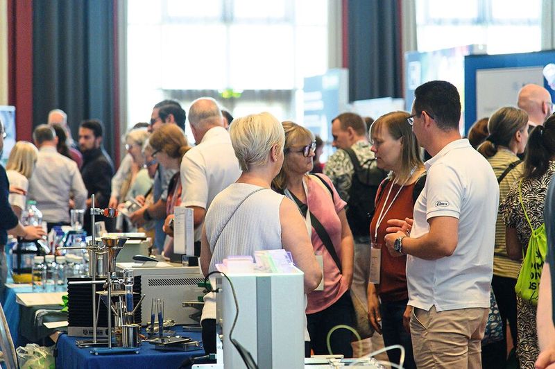 Mit knapp 1.200 Teilnehmenden verzeichnete die LAB-SUPPLY Berlin einen neuen Rekord. Dank der großen Ausstellung und den Vortragsräumen verteilten sich die Besucher aber gut. Nur vormittags wurde es auch mal eng in dem ein oder anderen Gang.    Mehr Infos zu den kommenden LAB-SUPPLY-Messen finden Sie auf www.lab-supply.info  (Bild: Stefan Stark)