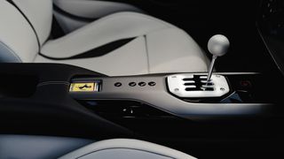 Mitteltunnel des Ferrari 12Cilindri Manuale mit Schalteinheiten wahlweise für die scheinbar manuelle oder automatisierte Betätigung des Doppelkupplungsgetriebes. (Bild: Ferrari/Kai Grossmann)