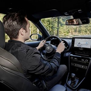 Dem Fahrer bietet der Yaris Cross ein ordentliches Platzangebot und außerdem ausreichend Verstellmöglichkeiten.(Bild:  Toyota)