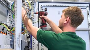 Drei neue Anlagen von Rittal Automation Systems übernehmen bei KlöMö die automatisierte Blechbearbeitung der Schaltschränke sowie das Stanzen und Biegen von Kupferschienen. Der Clou: Die mechanische Bearbeitung erfolgt durchgängig auf Basis des digitalen Zwillings. (Bild: Eplan/Rittal)