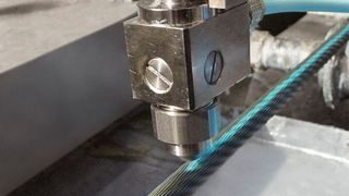 Sicher ist sicher! Farbige Linien der Signiertechnik REA JET ST lassen erkennen, wenn Drahtseile sich verdrehen. Auch das ist ein Teil des Tube-2024-Auftritts der Kennzeichnungsspezialisten von REA Elektronik. (Bild: REA)