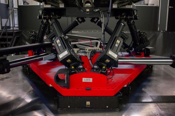 „Driver-in-Motion“ im Honda Technikzentrum Deutschland: Der neue Fahrsimulator greift auf neun Aktoren zurück, wodurch zusätzliche Bewegungsbereiche erzeugt werden - das ist einzigartig in der Branche. (Honda)