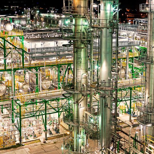 Zwei deutsche Tochterfirmen des russischen Ölkonzerns Rosneft, die Mehrheitseigner der PCK-Raffinerie sind, stehen unter Treuhandverwaltung der Bundes. Zwei deutsche Tochterfirmen des russischen Ölkonzerns Rosneft, die Mehrheitseigner der PCK-Raffinerie sind, stehen unter Treuhandverwaltung der Bundes.