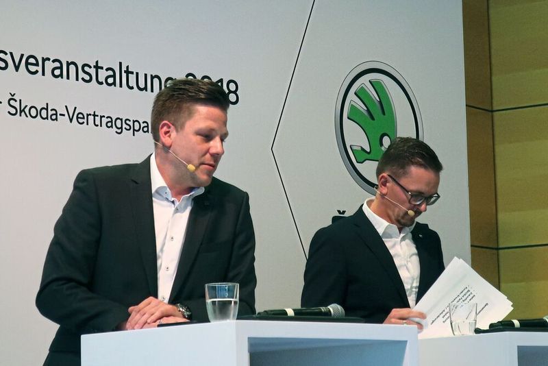 Die Kernpunkte der neuen Verträge sowie „die Verhandlungserfolge und die Kröten“ in zentralen Passagen erläuterten Christian Melzer (li.) und Jochen Schandert. (Bild: Grimm / »kfz-betrieb«)