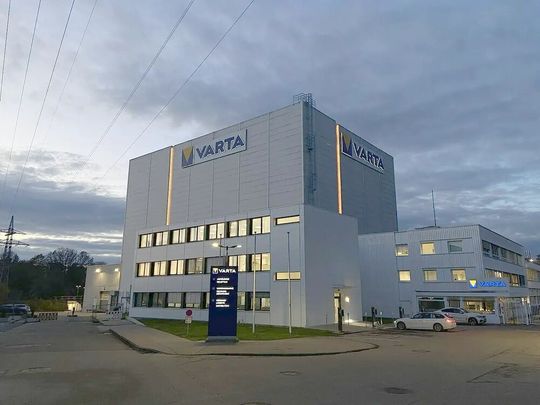 Seit gut einer Woche ist der Batteriehersteller Varta insolvent. Eine gute Nachricht kann aber schon verkündet werden: Es gibt wohl reges Interesse von Investoren! Allerdings bleiben auch einige Fragen in puncto Zukunft von Varta ungeklärt ...(Bild:  Varta)