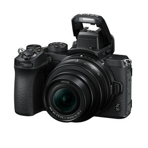 Die Nikon Z 50 verfügt über einen ausklappbaren Blitz und einen tiefen Griff.